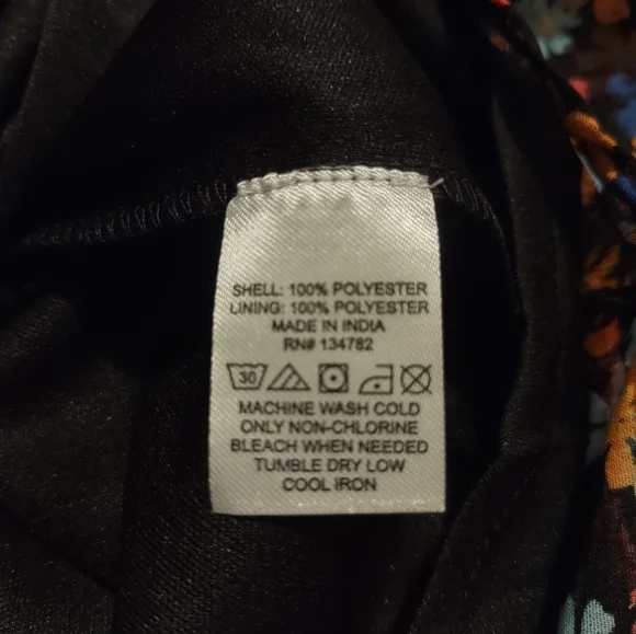 Gorgeous Off the Shoulder Lined Flowery Romper Size Med - Picture 10 of 10